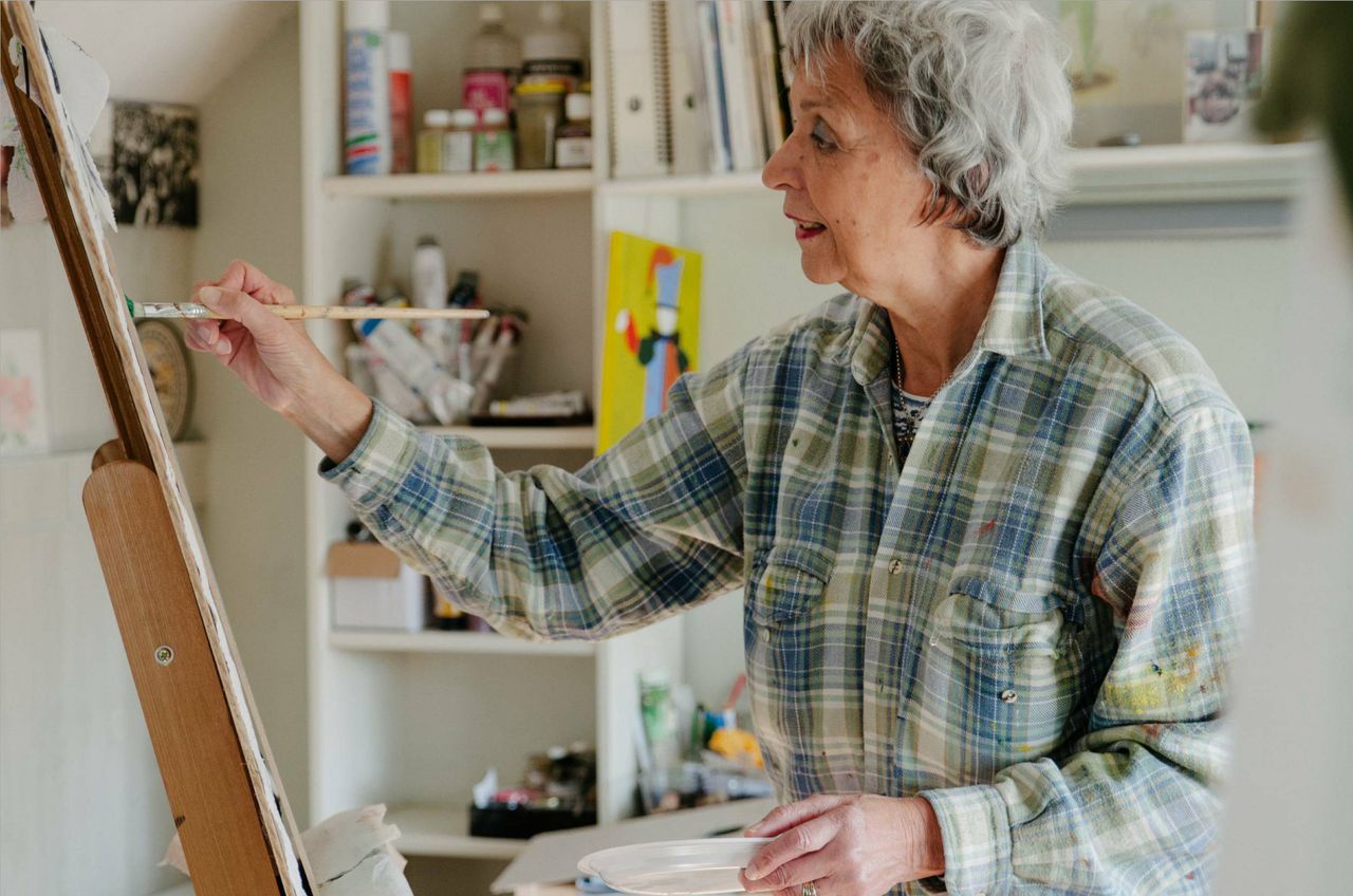 Eugènie Herlaar aan het schilderen in haar atelier