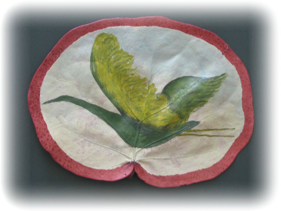 Groene vogel — bladschildering op zeedruifblad van Eugènie Herlaar