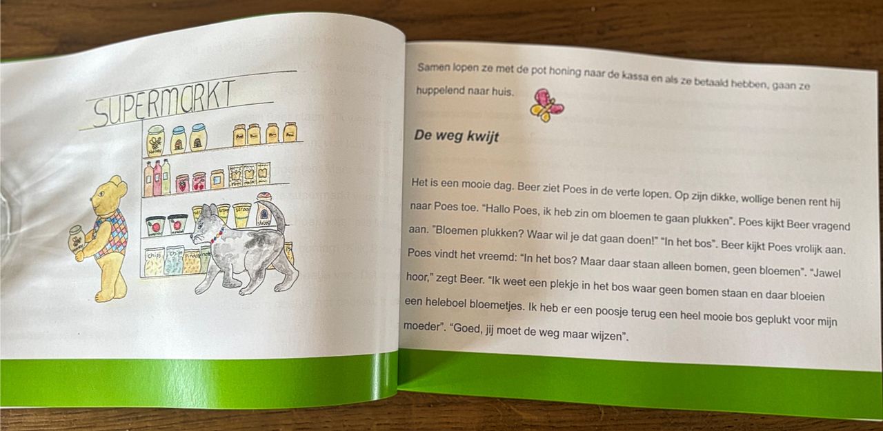 Opengeslagen kinderboek met een tekening van Poes en Beer bij een kiosk