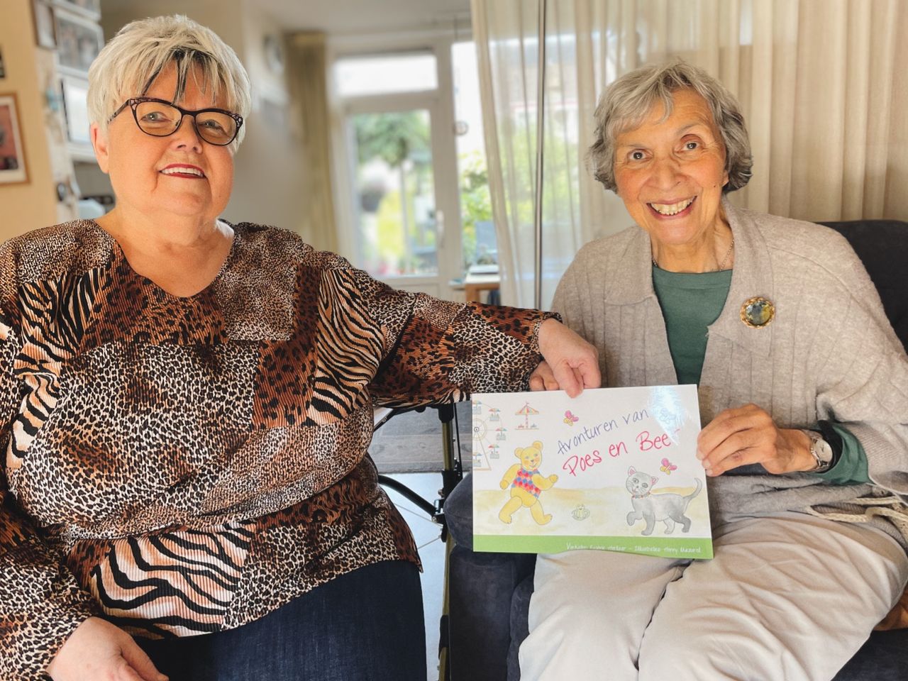 Eugènie en illustrator Henny Mazurel samen op de bank met het kinderboek