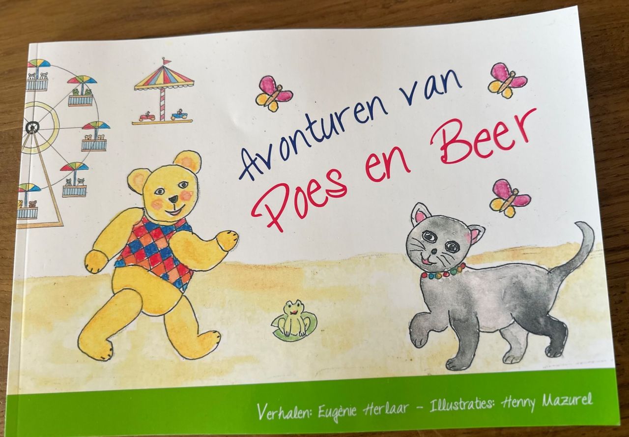 Omslag van het kinderboek Avonturen van Poes en Beer: een geel beertje en een grijze poes